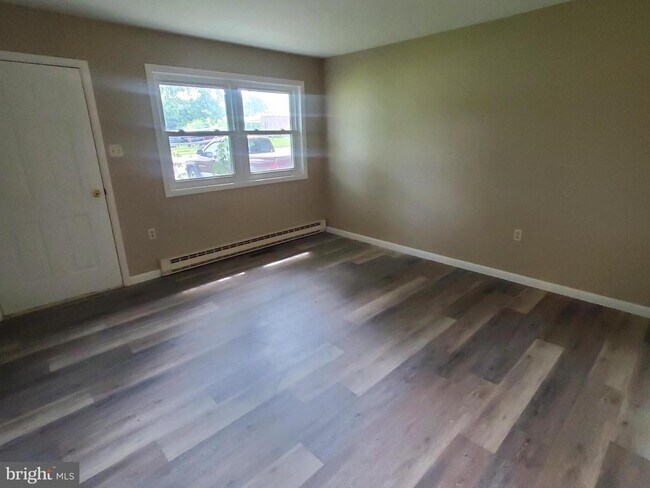 Building Photo - 570 Guldin Rd