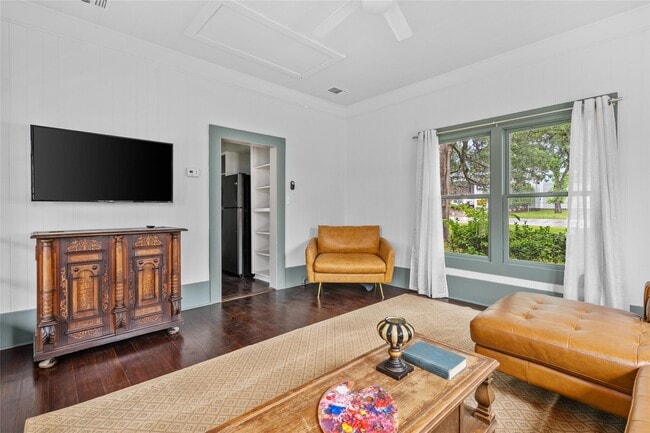 Building Photo - 806 E Main St