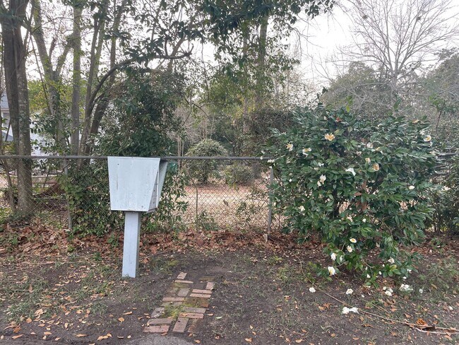 Building Photo - 2 Bed, 1 Bath Apartment