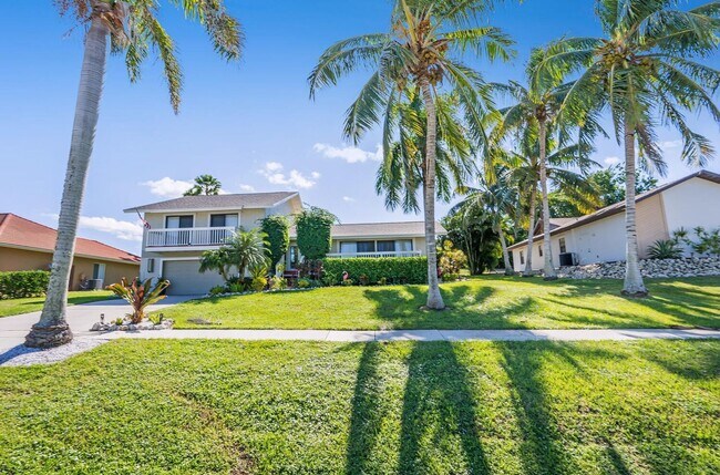 Building Photo - Hillside Home-3 bedrooms- 2 baths -2 car garage- Furnished-Available Now !