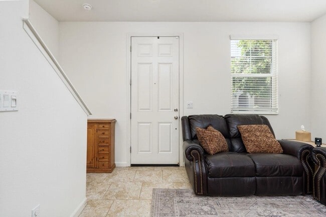 Building Photo - $2,295 Barstow & De Wolf, 3 Bedroom House ...