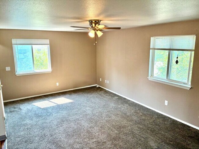 Building Photo - Move-In Special: 2 Weeks Free! Spacious 3 Bed, 1.5 Bath Apartment in Longmont