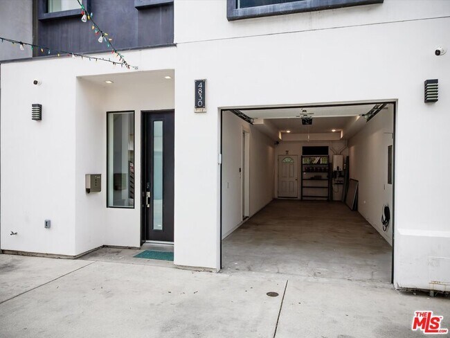 Building Photo - 4830 Pickford St