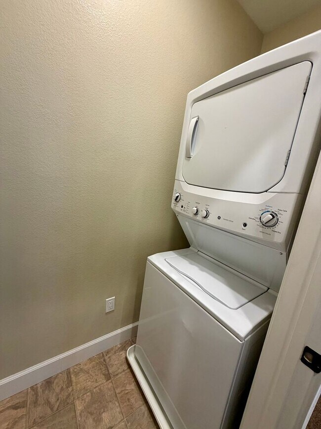 Building Photo - 1991 Wind Ranch Rd