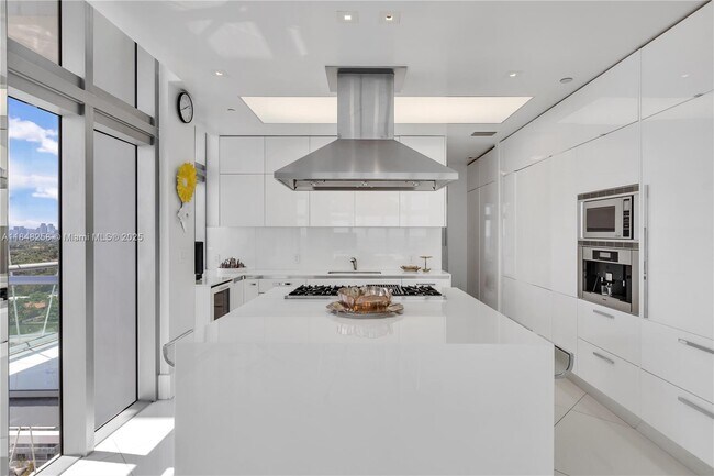 Building Photo - 3737 Collins Ave