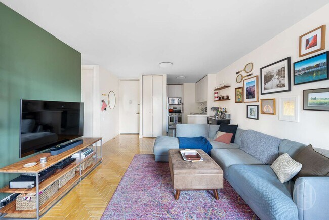 Building Photo - 401 E 84th St