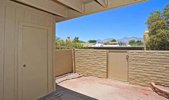 Building Photo - Beautifully Updated 3 Bedroom Townhome nea...