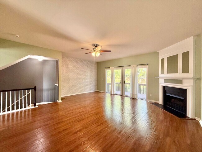Building Photo - **OFFERING REFUNDABLE APPLICATION FEES** Stunning 3BD, 4BA Morrisville Townhome in an HOA Communi...