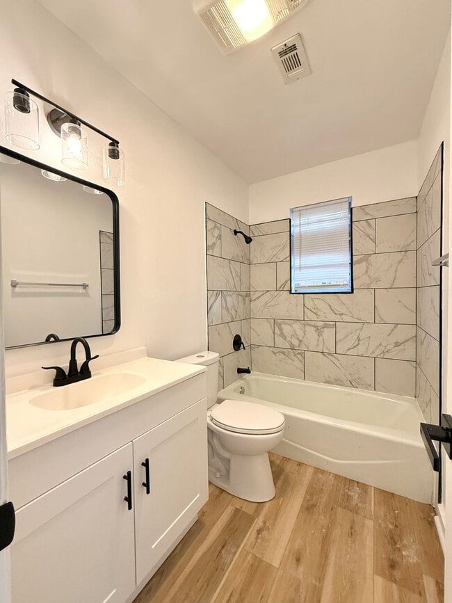 Building Photo - Beautiful House for Rent in the Bryant area!