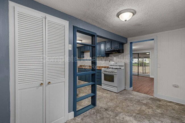 Building Photo - 465 S Dade Ave