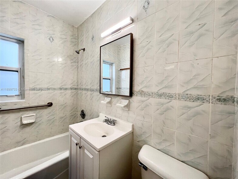 Building Photo - 11020 NE 10th Ave