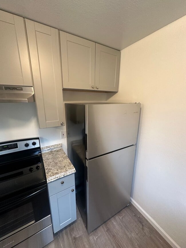 Building Photo - Nice move-in ready two bedroom one bath unit
