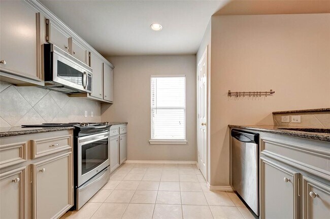 Building Photo - 1718 Redwing Cove Dr