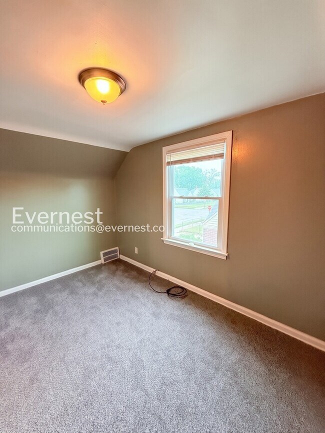 Building Photo - Charming Home with Detached Garage and Basement! | Pet Friendly