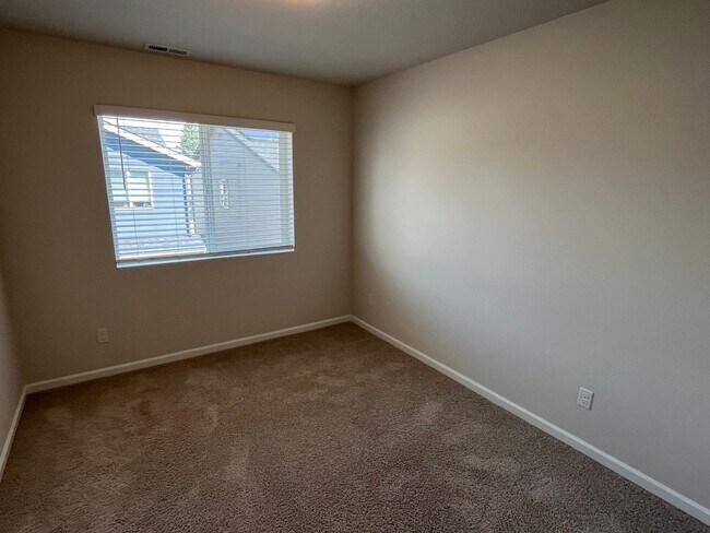 Building Photo - Three Bedroom House in SE Bend