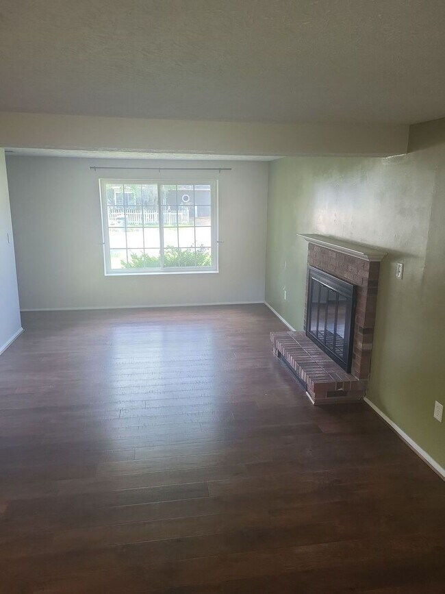 Building Photo - Lovely Updated 3-Bedroom Home. Special Move-In Offer: Move in by the end of March and receive HAL...