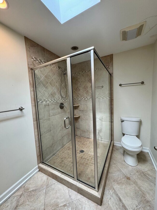 Building Photo - Single Family Home for Rent - Direct acces...