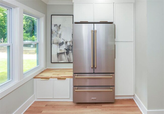 Building Photo - 2908 N Hills Dr NE