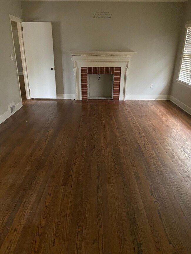 Building Photo - City of Gainesville, cozy brick ranch avl. 4/25