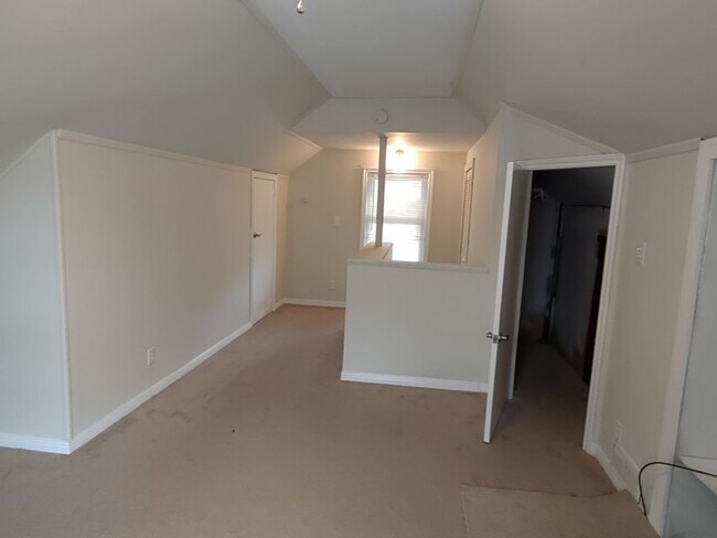 Building Photo - 3 bedroom, 2 bath, brick bungalow in Eastp...