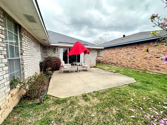 Building Photo - Gated community close to LSUS...Community ...