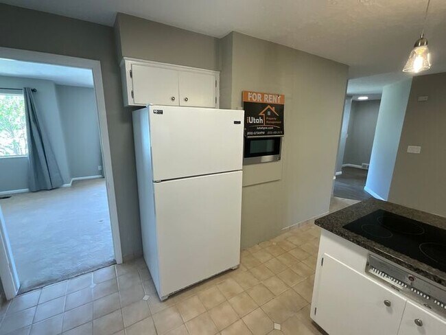 Building Photo - 3 bdrm 2 bath Home 2 car Garage small dog ...