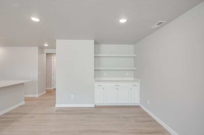 Building Photo - Incredible Townhomes. You’re New Home is Waiting.