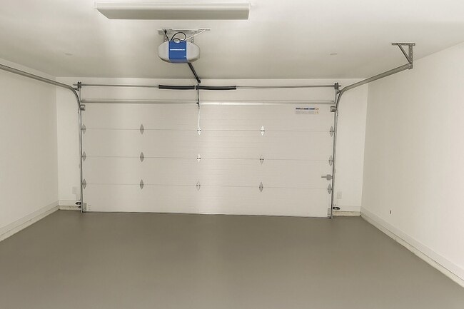 Building Photo - 1931 N Prairie Ave