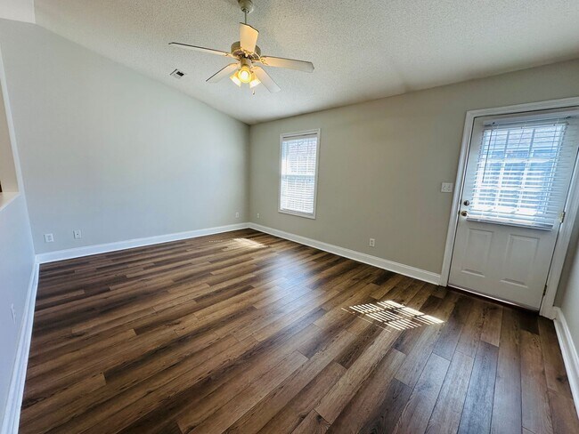 Building Photo - 2BR/2BA condo – Vaulted Ceilings, Granite Kitchen & Prime North Knoxville Location