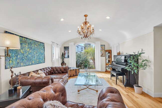 Building Photo - 326 N Doheny Dr