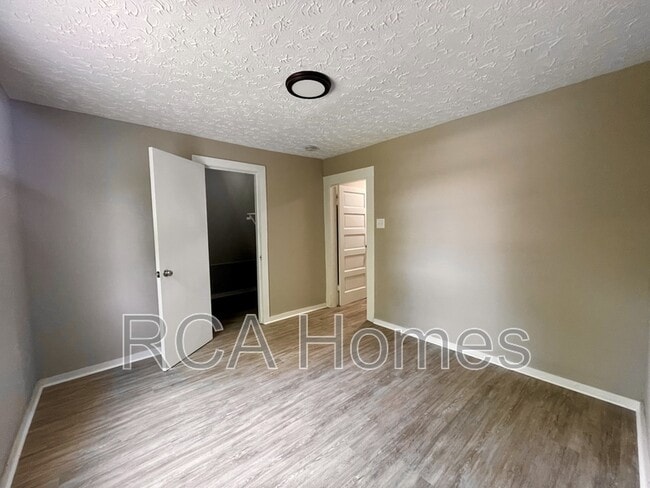 Building Photo - 3835 N Kenwood Ave