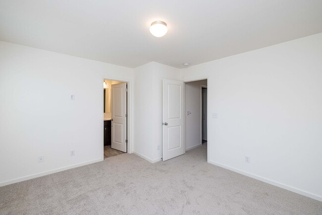 Building Photo - 3 br 2.5 ba townhome in charming Townhome ...