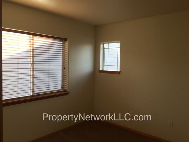 Building Photo - Great Gresham 3 Bedroom Home