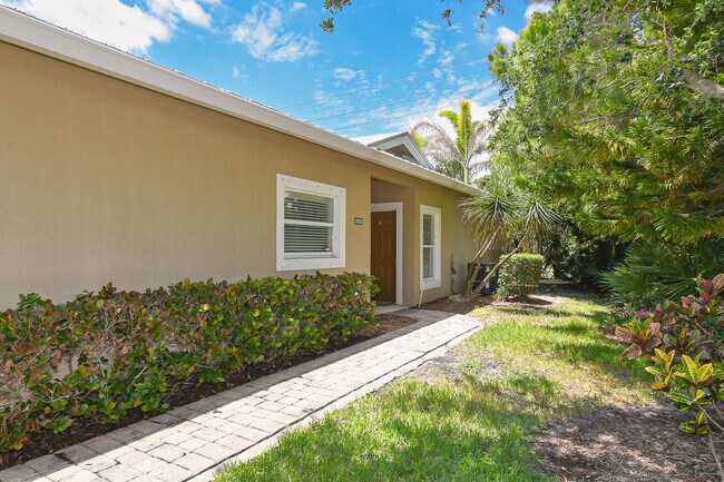 Building Photo - 649 NE Bent Paddle Ln