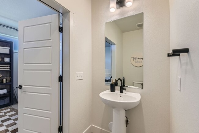 Building Photo - 3 Bedroom, 4 Bath Townhome in Broomfield