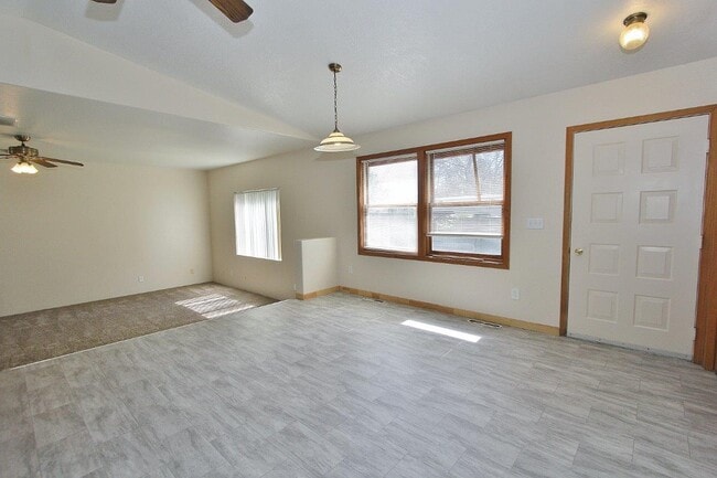 Building Photo - 1020 S Hayes Ave