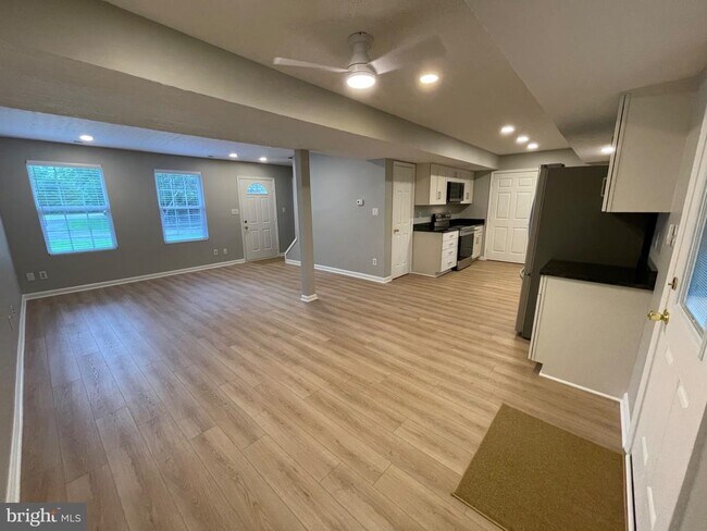 Building Photo - 13750 Summer Pl