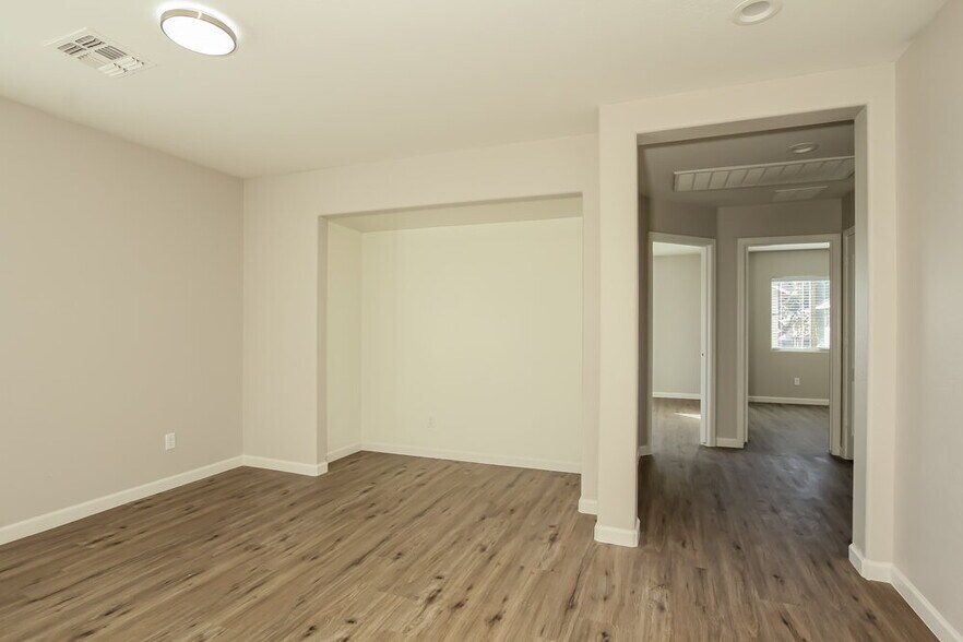 Building Photo - 912 E Brooke Pl