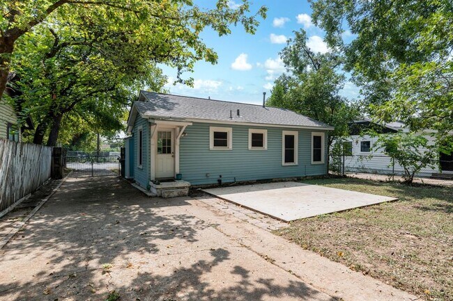 Building Photo - 746 Springdale Rd