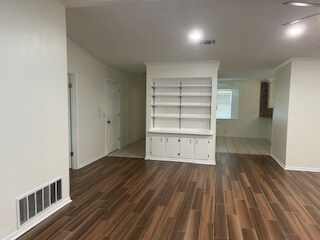 Building Photo - 228 E Greenfield Dr