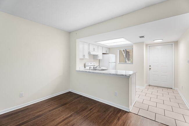 Building Photo - Move-In Ready 2 BR/ 2BA Condo on Southside...