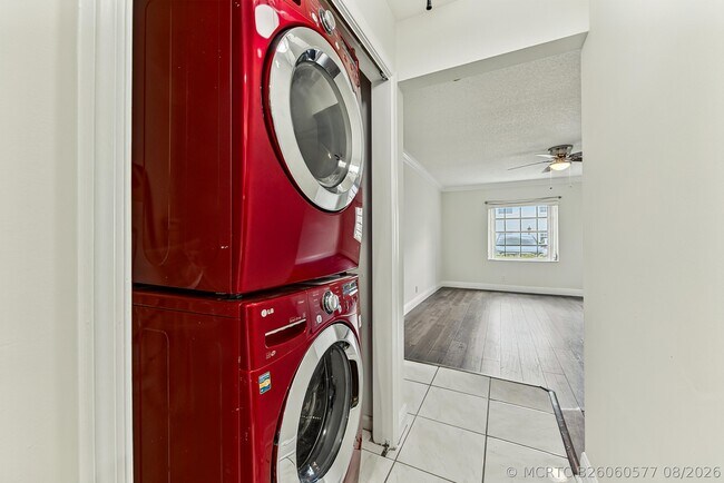 Building Photo - 6447 Bay Club Dr
