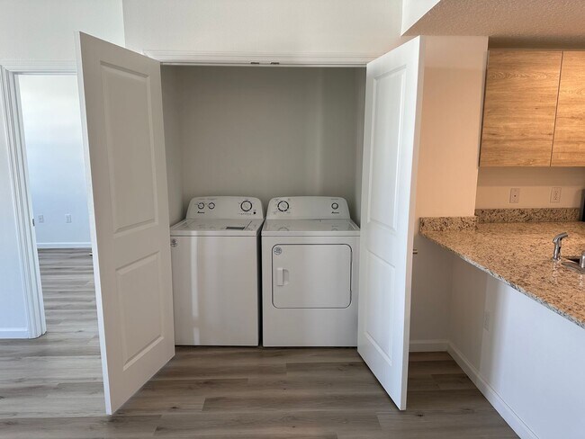 Building Photo - Spacious 2-Bedroom + Den Apartment in Prim...
