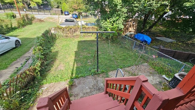 Building Photo - 3 Bedroom Duplex!