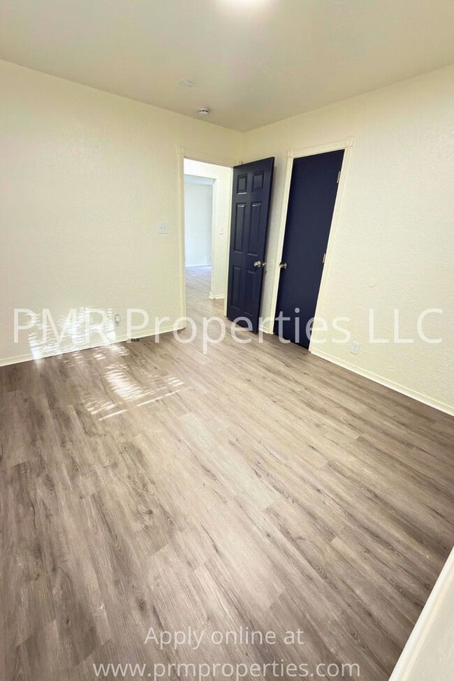 Building Photo - 3 Bedrooms / 1 Bathroom House