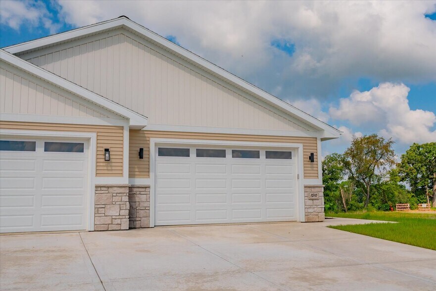 Building Photo - 1430 Palm Grass Way