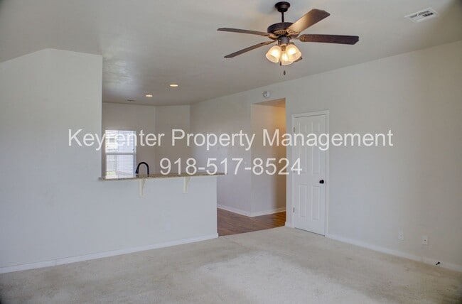 Building Photo - Coming Soon! 3 bed/2 bath!