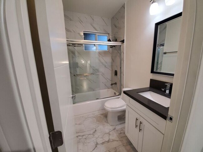 Building Photo - 4 bed 3 bath condo unit
