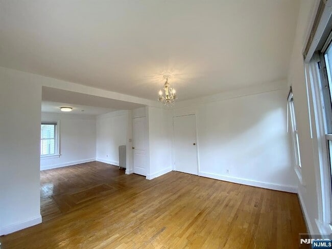 Building Photo - 59 Forest St