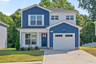 Building Photo - Modern Comfort on a Tree-Lined Lot!